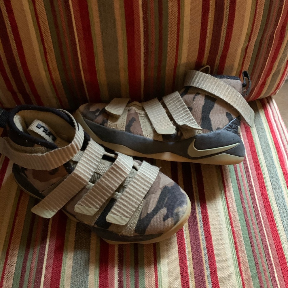 Boys Lebron Soldier 11